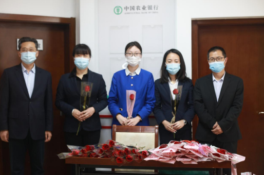 連心物業(yè)駐德州農(nóng)行項目開展“三八婦女節(jié)獻花送祝?！敝黝}活動